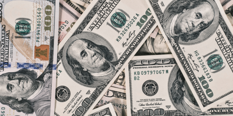 Dólar fecha em queda e Bolsa brasileira sobe após melhora no cenário internacional e redução das tensões entre Estados Unidos e Irã.