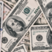 Dólar fecha em queda e Bolsa brasileira sobe após melhora no cenário internacional e redução das tensões entre Estados Unidos e Irã.