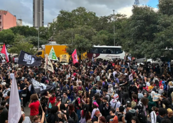 Estudantes da USP, Unesp e Unicamp realizaram protesto em São Paulo contra cortes, privatizações e problemas estruturais nas universidades estaduais.