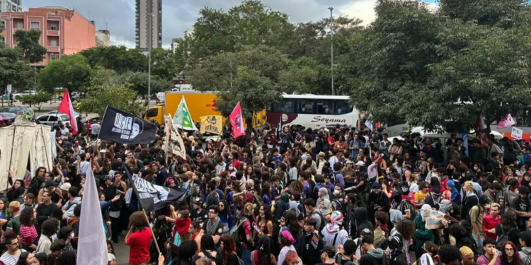 Estudantes da USP, Unesp e Unicamp realizaram protesto em São Paulo contra cortes, privatizações e problemas estruturais nas universidades estaduais.