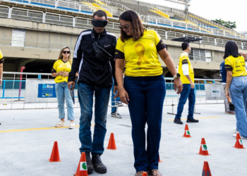 Governo do RJ realiza ação do Maio Amarelo no Sambódromo com foco em motociclistas, simulações de acidentes e dados alarmantes sobre o trânsito em 2025.