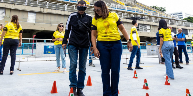 Governo do RJ realiza ação do Maio Amarelo no Sambódromo com foco em motociclistas, simulações de acidentes e dados alarmantes sobre o trânsito em 2025.