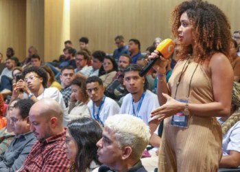 7º Simpósio Nacional do Rádio discute inovação, memória e futuro da comunicação sonora no Brasil, destacando os 90 anos da Rádio Nacional no Rio de Janeiro.