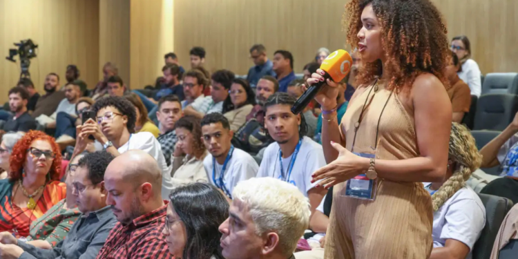 7º Simpósio Nacional do Rádio discute inovação, memória e futuro da comunicação sonora no Brasil, destacando os 90 anos da Rádio Nacional no Rio de Janeiro.