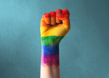 Pesquisa do Banco Mundial revela que discriminação contra pessoas LGBT+ no mercado de trabalho provoca perdas de R$ 100 bilhões anuais para a economia brasileira.