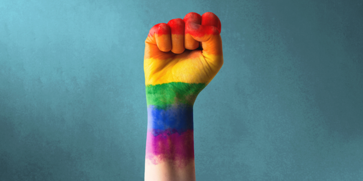 Pesquisa do Banco Mundial revela que discriminação contra pessoas LGBT+ no mercado de trabalho provoca perdas de R$ 100 bilhões anuais para a economia brasileira.
