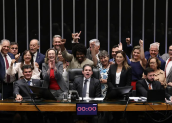 Câmara dos Deputados aprova projeto que criminaliza aumentos abusivos nos preços dos combustíveis. Texto prevê prisão e segue agora para análise do Senado.
