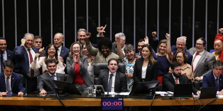 Câmara dos Deputados aprova projeto que criminaliza aumentos abusivos nos preços dos combustíveis. Texto prevê prisão e segue agora para análise do Senado.