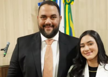 Polícia Federal apura denúncia de pressão para desvio de R$ 200 mil em escola no RJ. Caso envolve suspeitas de corrupção, contratos públicos e campanha eleitoral.