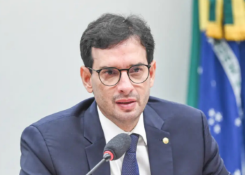 Relator da PEC 6x1 sugere jornada sem limite para profissionais com alta renda e avança em ajustes da proposta que prevê 40 horas semanais e mudanças na CLT.