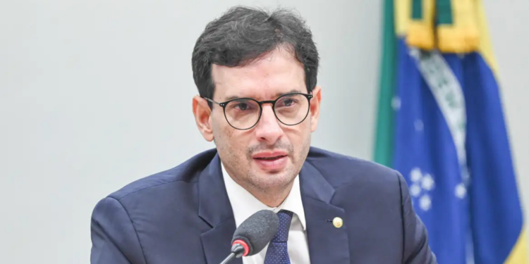 Relator da PEC 6x1 sugere jornada sem limite para profissionais com alta renda e avança em ajustes da proposta que prevê 40 horas semanais e mudanças na CLT.