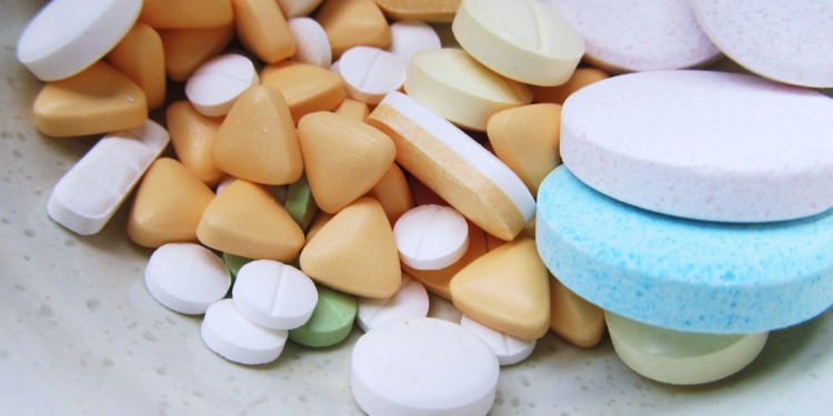 SUS vai produzir no Brasil o medicamento cladribina oral para esclerose múltipla. Medida da Fiocruz pode reduzir custos e ampliar acesso ao tratamento.