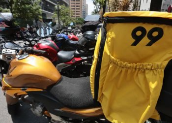 Plataforma 99 passa a monitorar motociclistas com sensores e IA para reduzir riscos, melhorar condução e aumentar segurança em corridas por aplicativo.