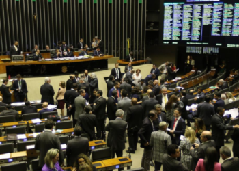 Congresso derruba vetos à LDO de 2026 e flexibiliza repasses federais a municípios menores, incluindo regras para convênios e uso de recursos públicos.