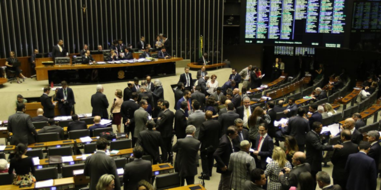 Congresso derruba vetos à LDO de 2026 e flexibiliza repasses federais a municípios menores, incluindo regras para convênios e uso de recursos públicos.