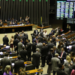 Congresso derruba vetos à LDO de 2026 e flexibiliza repasses federais a municípios menores, incluindo regras para convênios e uso de recursos públicos.