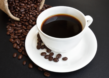 Consumo de café no Brasil cresce 2,44% no início de 2026, segundo a Abic. Queda de preços e aumento da produção impulsionam recuperação do mercado.