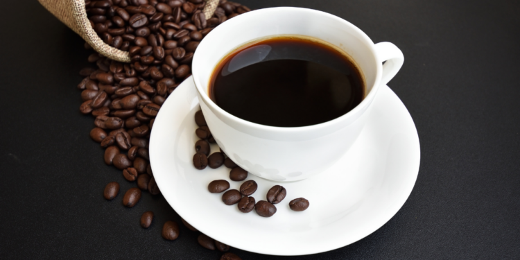 Consumo de café no Brasil cresce 2,44% no início de 2026, segundo a Abic. Queda de preços e aumento da produção impulsionam recuperação do mercado.