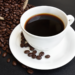 Consumo de café no Brasil cresce 2,44% no início de 2026, segundo a Abic. Queda de preços e aumento da produção impulsionam recuperação do mercado.