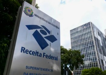 Arrecadação do governo federal atinge R$ 278,8 bilhões em abril e cresce 7,82%. Resultado é o maior já registrado para o mês desde 1995.