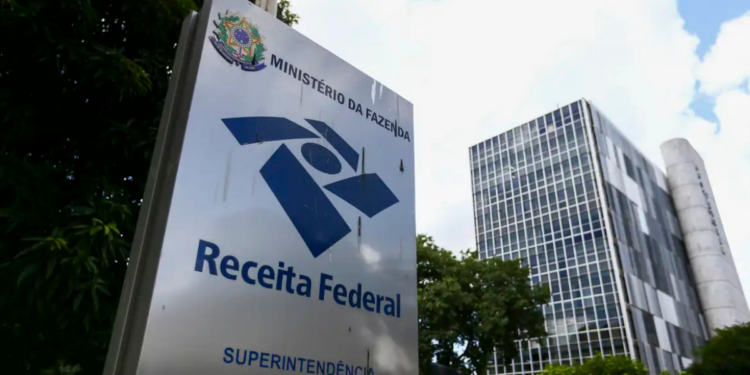 Arrecadação do governo federal atinge R$ 278,8 bilhões em abril e cresce 7,82%. Resultado é o maior já registrado para o mês desde 1995.