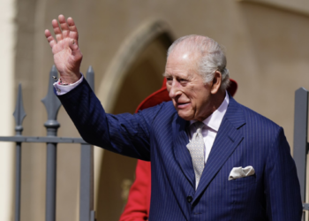 Emissora de rádio no Reino Unido divulgou por engano a morte do rei Charles III. Falha técnica ativou protocolo de emergência e gerou confusão entre ouvintes.