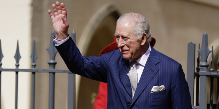 Emissora de rádio no Reino Unido divulgou por engano a morte do rei Charles III. Falha técnica ativou protocolo de emergência e gerou confusão entre ouvintes.