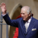 Emissora de rádio no Reino Unido divulgou por engano a morte do rei Charles III. Falha técnica ativou protocolo de emergência e gerou confusão entre ouvintes.