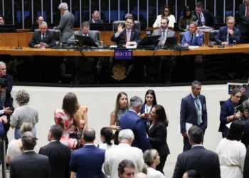 Congresso Nacional derruba vetos da LDO de 2026 e autoriza repasses a municípios inadimplentes, além de liberar recursos para obras e manter debate sobre CPMIs.