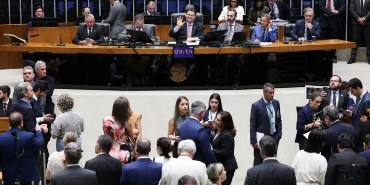 Congresso Nacional derruba vetos da LDO de 2026 e autoriza repasses a municípios inadimplentes, além de liberar recursos para obras e manter debate sobre CPMIs.