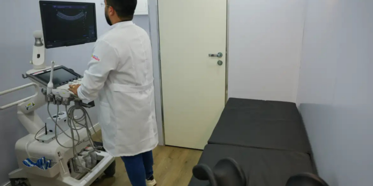 Nova lei sancionada pelo governo amplia atendimento de saúde mental para crianças e adolescentes no SUS, com prevenção, tratamento psicológico e apoio especializado.