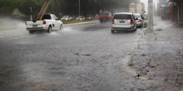 Previsão do tempo indica chuva e trovoadas em grande parte do Brasil neste fim de semana. Sul terá frio e possibilidade de geada, enquanto Centro-Oeste registra calor intenso.