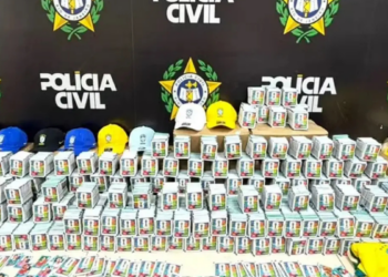 Polícia Civil do RJ apreende mais de 200 mil figurinhas falsificadas da Copa de 2026 em Nova Iguaçu e investiga rede de distribuição ilegal.