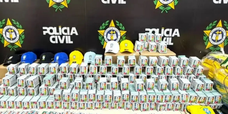 Polícia Civil do RJ apreende mais de 200 mil figurinhas falsificadas da Copa de 2026 em Nova Iguaçu e investiga rede de distribuição ilegal.