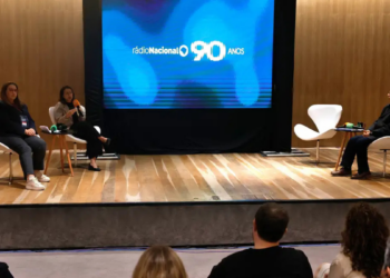 Simpósio de Rádio no Rio de Janeiro discute o futuro da mídia sonora e celebra os 90 anos da Rádio Nacional com foco em inovação e diversidade.