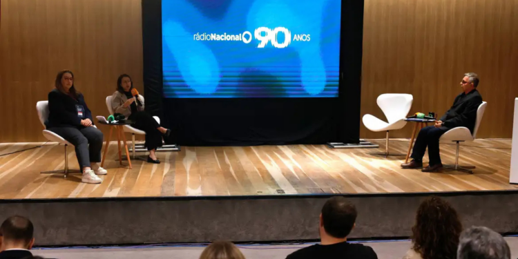 Simpósio de Rádio no Rio de Janeiro discute o futuro da mídia sonora e celebra os 90 anos da Rádio Nacional com foco em inovação e diversidade.