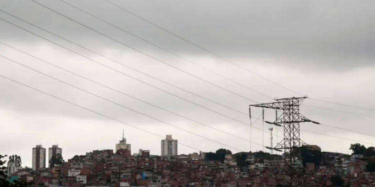Fim de semana terá chuva forte, trovoadas e risco de temporais em várias regiões do Brasil, segundo previsão do Inmet e alertas da Defesa Civil.