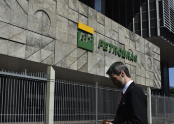Petrobras orienta atualização de dados de gênero e raça em sistema interno para fortalecer políticas de diversidade e inclusão na empresa.