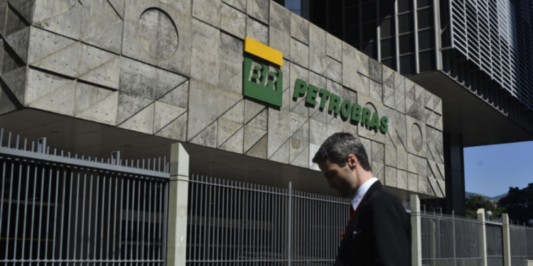 Petrobras orienta atualização de dados de gênero e raça em sistema interno para fortalecer políticas de diversidade e inclusão na empresa.