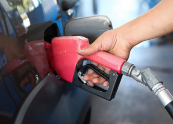 Governo avalia subvenção de R$ 0,44 por litro para gasolina para conter preços dos combustíveis em meio à alta do petróleo e pressão fiscal.