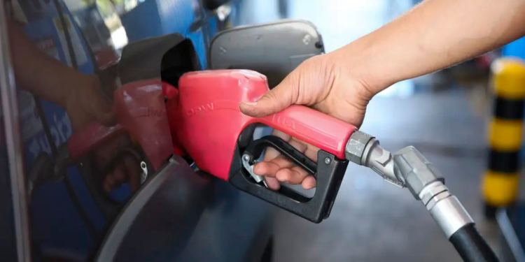 Governo avalia subvenção de R$ 0,44 por litro para gasolina para conter preços dos combustíveis em meio à alta do petróleo e pressão fiscal.