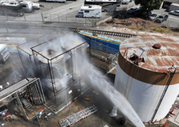 Vazamento de metacrilato de metila na Califórnia leva à evacuação de 40 mil pessoas. Incidente em planta industrial da GKN Aerospace gera alerta de risco químico e mobiliza equipes de emergência.
