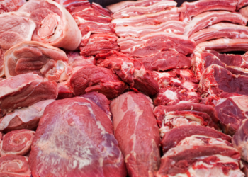 China suspende três frigoríficos do Brasil após irregularidades em cargas de carne bovina. Medida afeta JBS, Prima Foods e Frialto e impacta exportações ao principal mercado do setor.