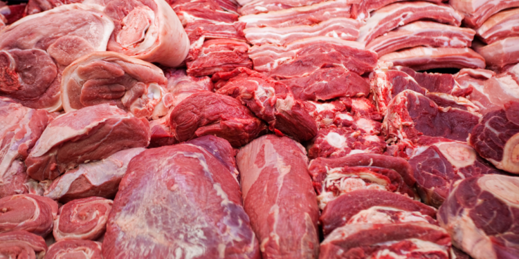China suspende três frigoríficos do Brasil após irregularidades em cargas de carne bovina. Medida afeta JBS, Prima Foods e Frialto e impacta exportações ao principal mercado do setor.