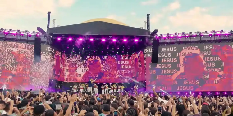 Marcha para Jesus reuniu milhares de fiéis no centro do Rio de Janeiro com shows gospel, orações e celebrações religiosas durante todo o sábado.