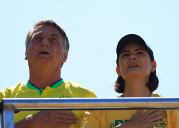 Jair Bolsonaro resiste à candidatura presidencial de Michelle Bolsonaro em 2026 e mantém Flávio Bolsonaro como principal aposta política do grupo, segundo aliados.