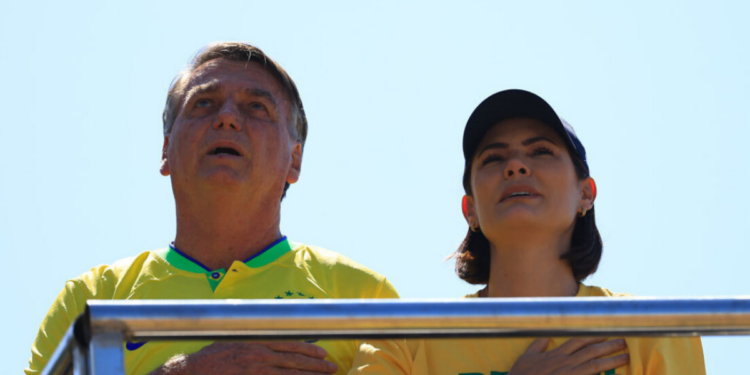 Jair Bolsonaro resiste à candidatura presidencial de Michelle Bolsonaro em 2026 e mantém Flávio Bolsonaro como principal aposta política do grupo, segundo aliados.