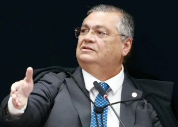 Flávio Dino rejeita pedido de liberdade de Deolane Bezerra no STF. Caso envolve Operação Vérnix, suspeitas de lavagem de dinheiro e ligação com organização criminosa.