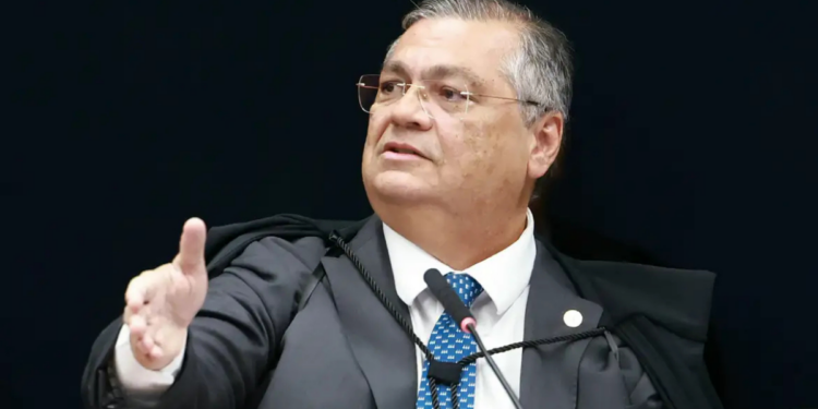 Flávio Dino rejeita pedido de liberdade de Deolane Bezerra no STF. Caso envolve Operação Vérnix, suspeitas de lavagem de dinheiro e ligação com organização criminosa.