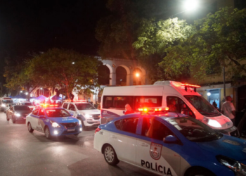 Taxista foi preso em Copacabana após tentar cobrar valor abusivo de turistas alemães. Caso foi registrado como tentativa de estelionato no Rio de Janeiro.